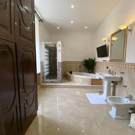 Appartement Casa Intera Con Terrazzo Napels