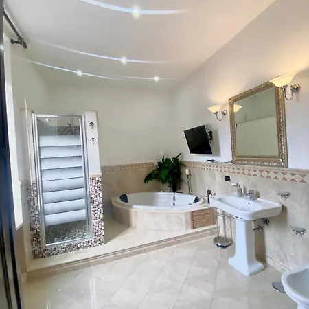 Casa Intera Con Terrazzo Napels